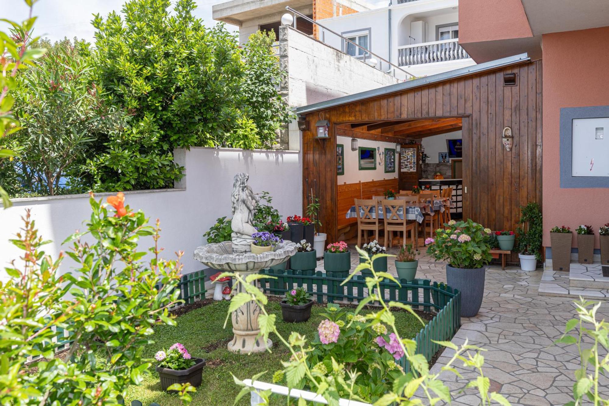 Apartments Mikanovic Цриквеница Экстерьер фото